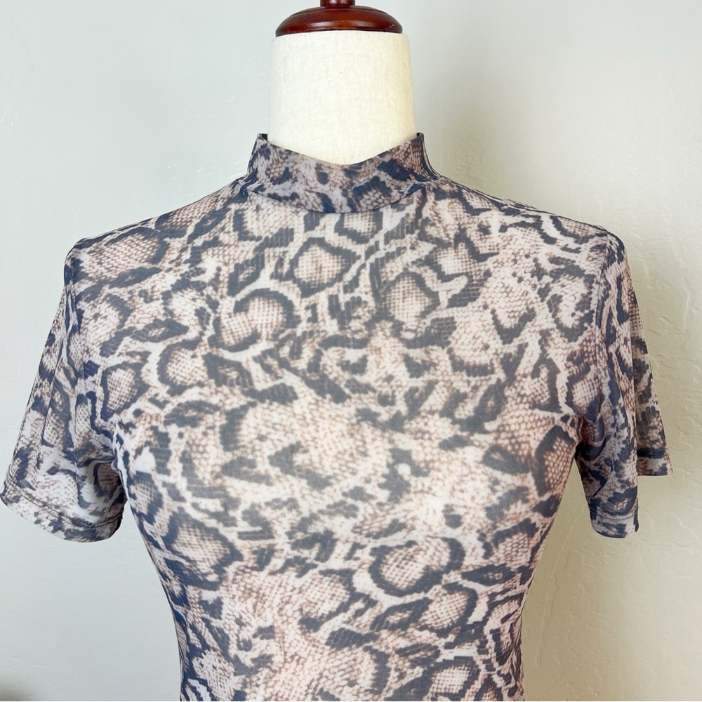 ✖️SOLD✖️•LNA• Snake Mesh High Neck Short Sleeve Cropped Semi Sheer Fitted Tee - Picture 4 of 11